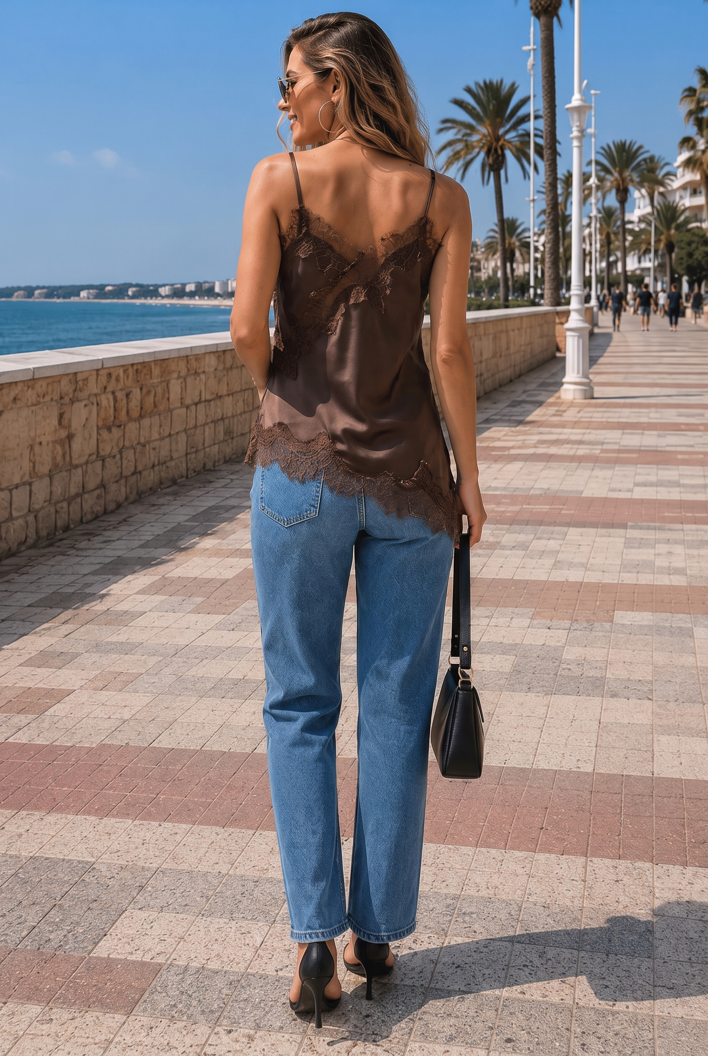 Top Alma - Elegancia Satinada con Encaje